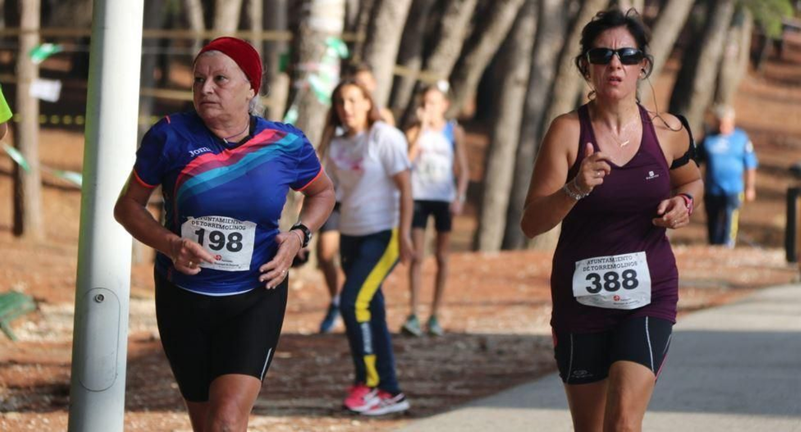 Dos participantes en una carrera en Torremolinos.