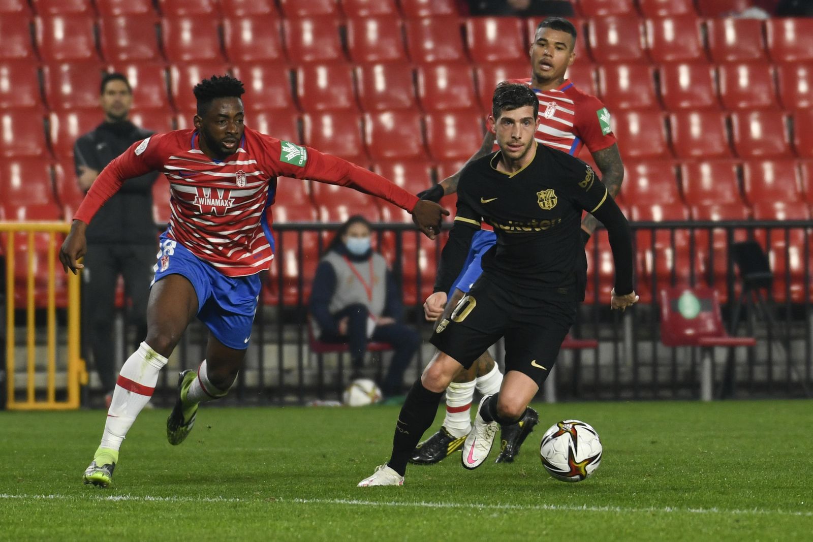 Sergi Roberto es agarrado por Eteki.