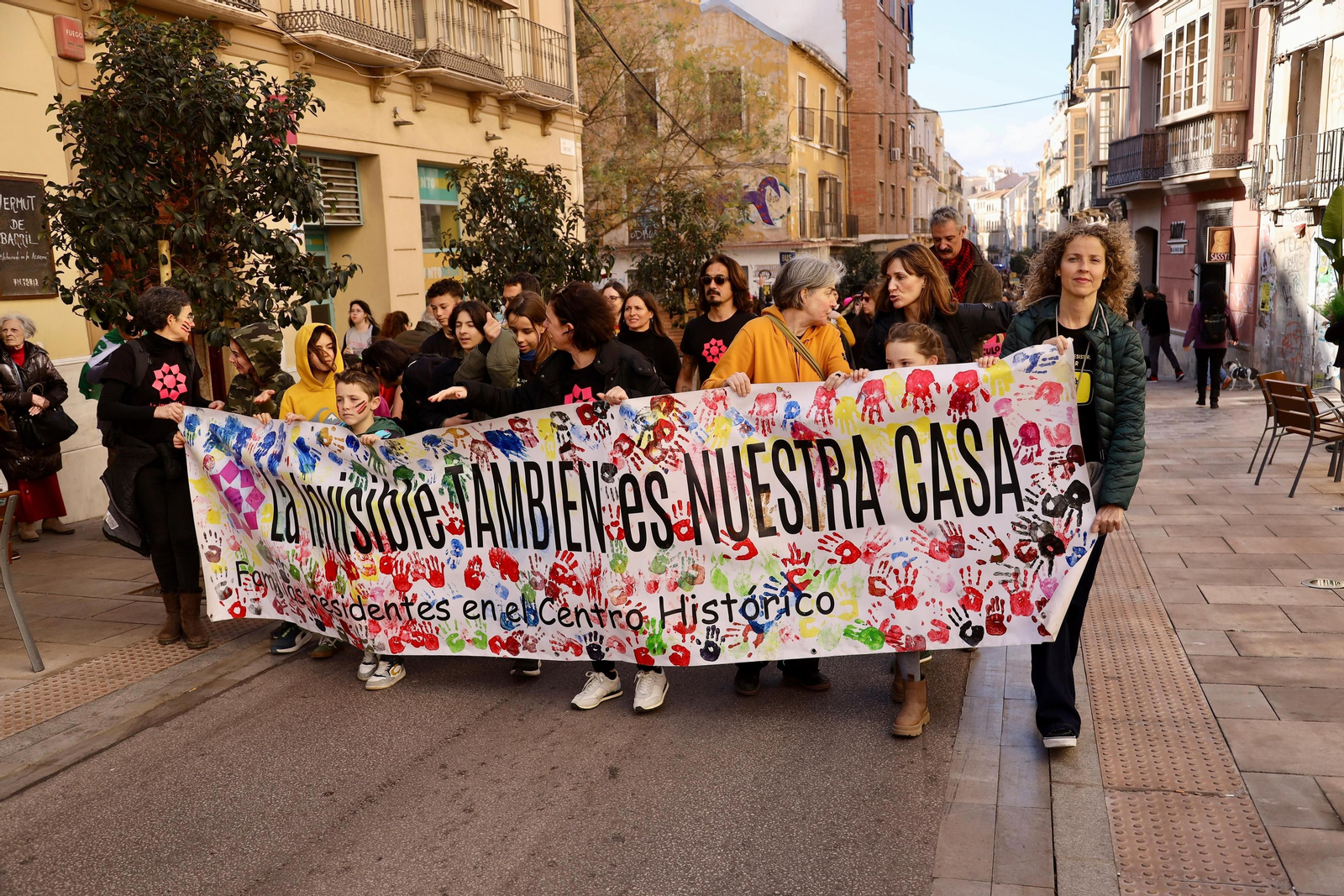 Cientos de personas salen a las calles de Málaga en apoyo a La Invisible, en fotos