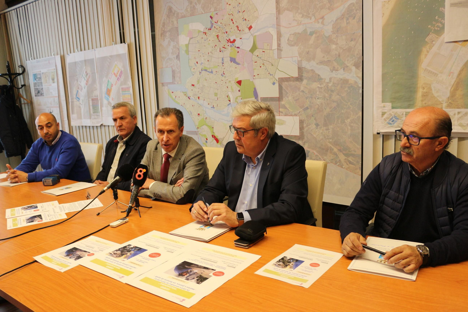 El alcalde con empresarios tras suscribir el acuerdo,ayer en el Ayuntamiento.