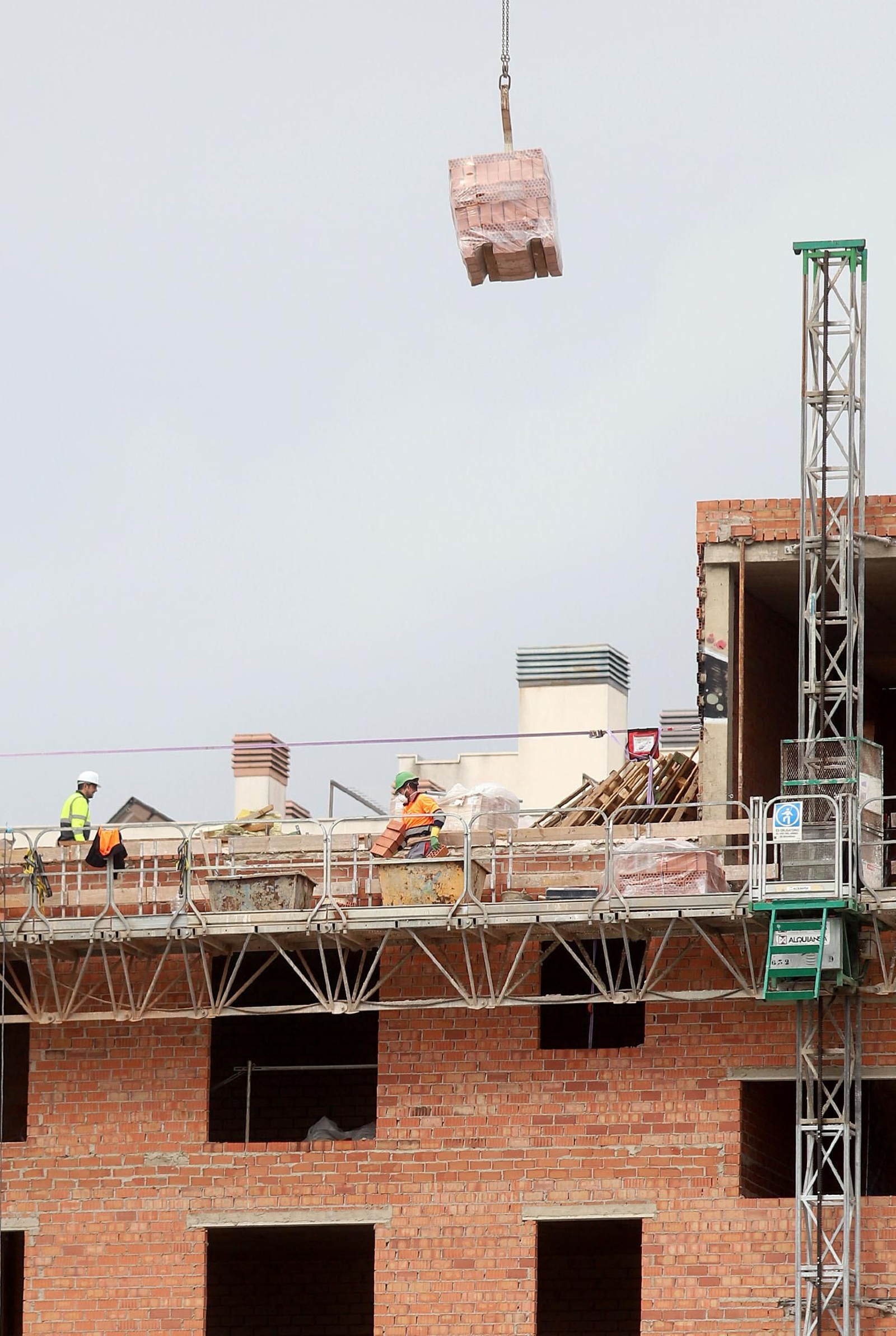 Imágenes de la vuelta al tajo de los trabajadores de obras en Huelva