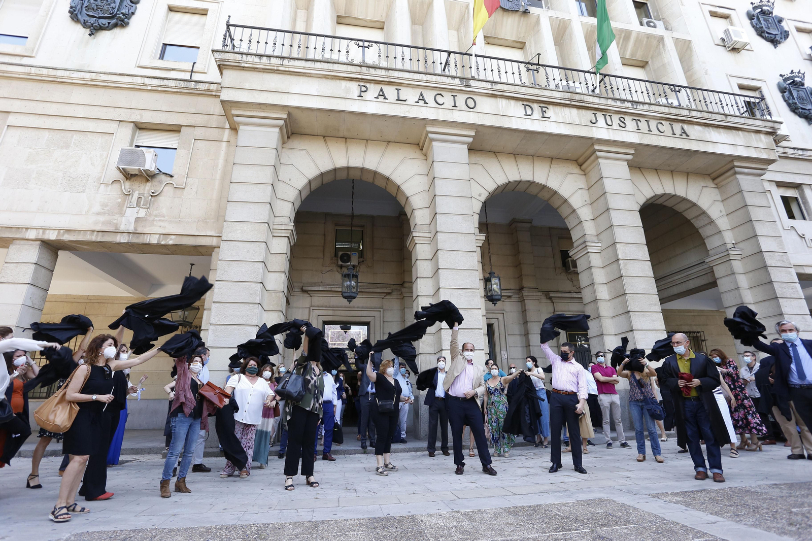 Abogados sevillanos lanzan sus togas al aire durante una concentración en mayo de 2020.