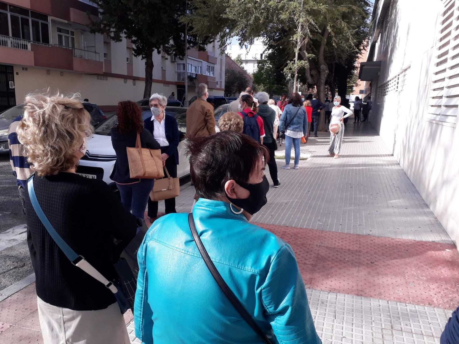 Colas de ciudadanos este lunes para acceder al centro de salud La Paz de Cádiz.