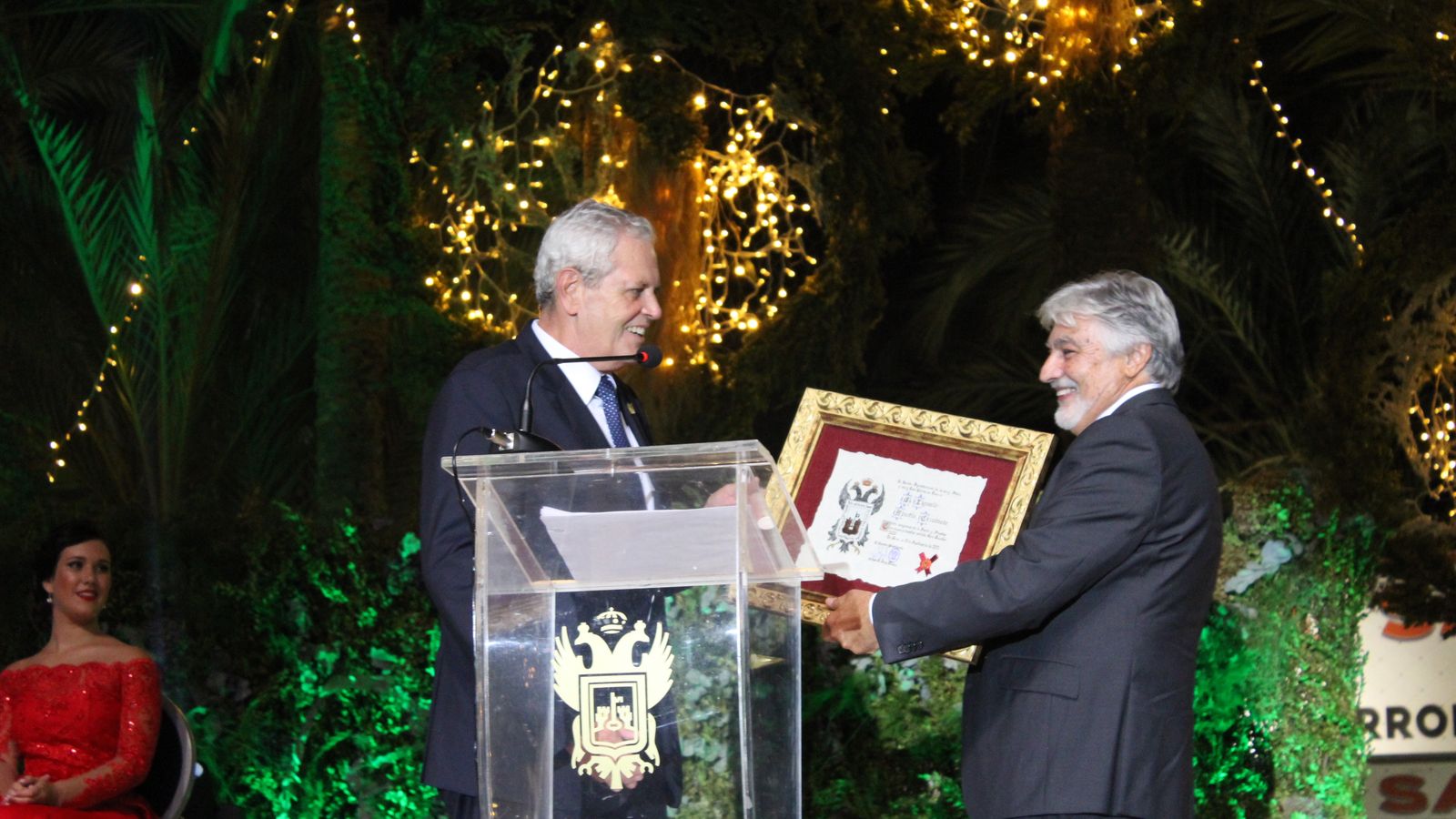 El alcalde d eVera hace entrega de una placa a Martín Cuadrado.