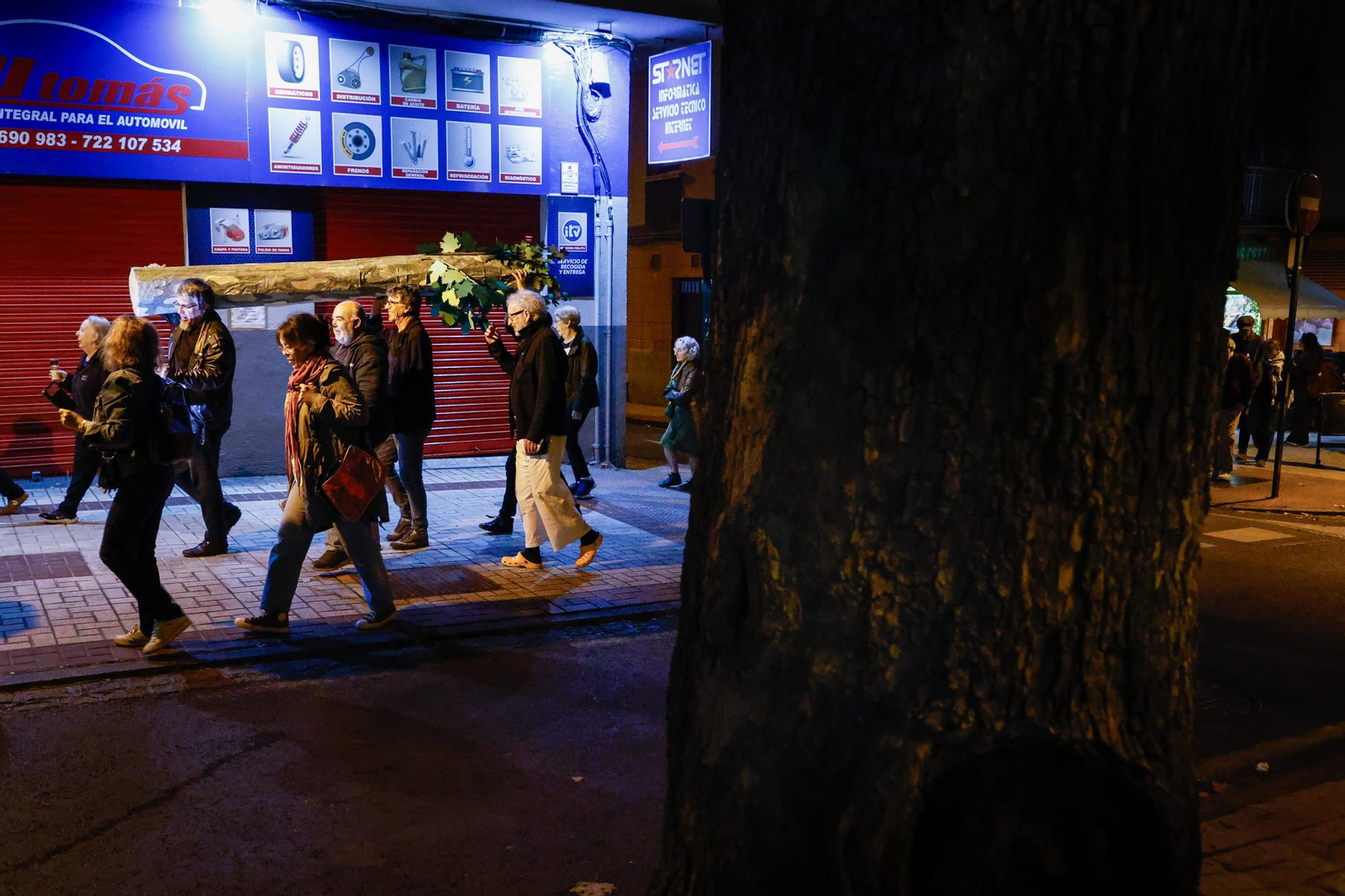 Velas, pancartas y árboles simbólicos: así han protestado los vecinos de Cervantes en Granada