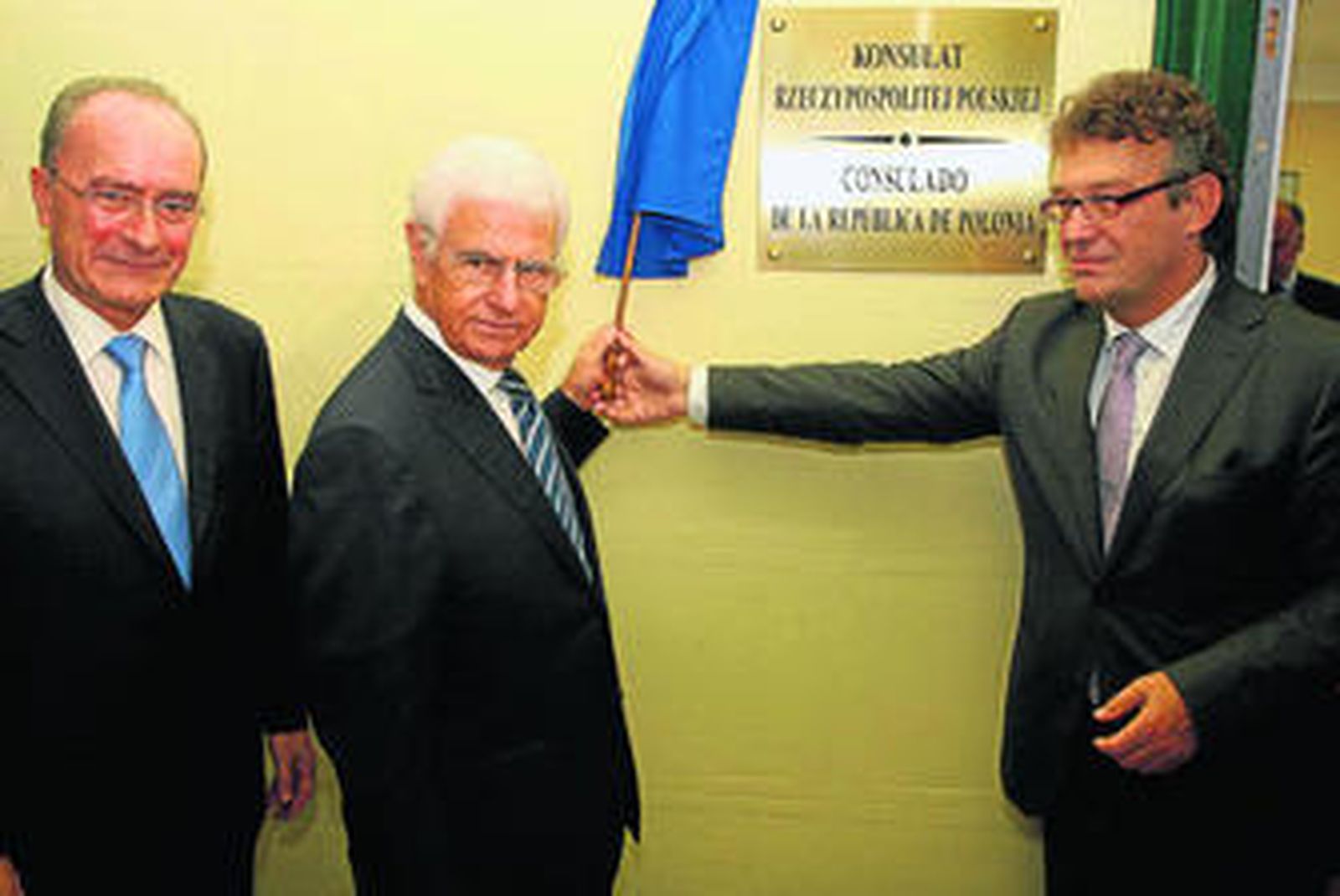 El alcalde de Málaga, el presidente de Sando y el embajador de Polonia en España, ayer.