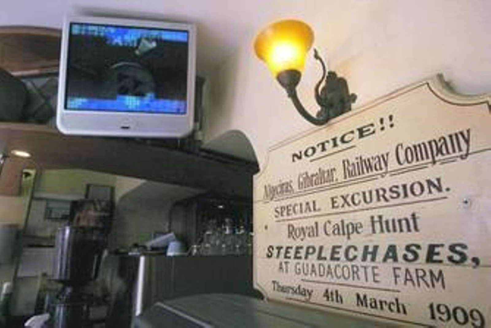 Reproducción de un cartel de 1909 sobre una velada de carreras de saltos en el cortijo Guadacorte en Los Barrios.