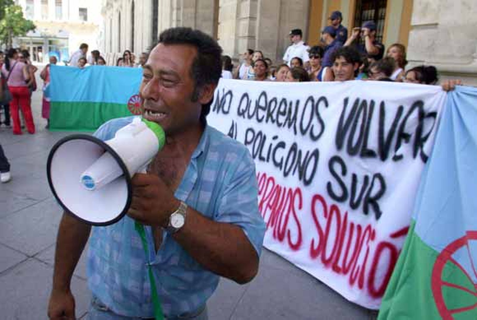 Los chabolistas se concentran en el Ayuntamiento para pedir "soluciones"