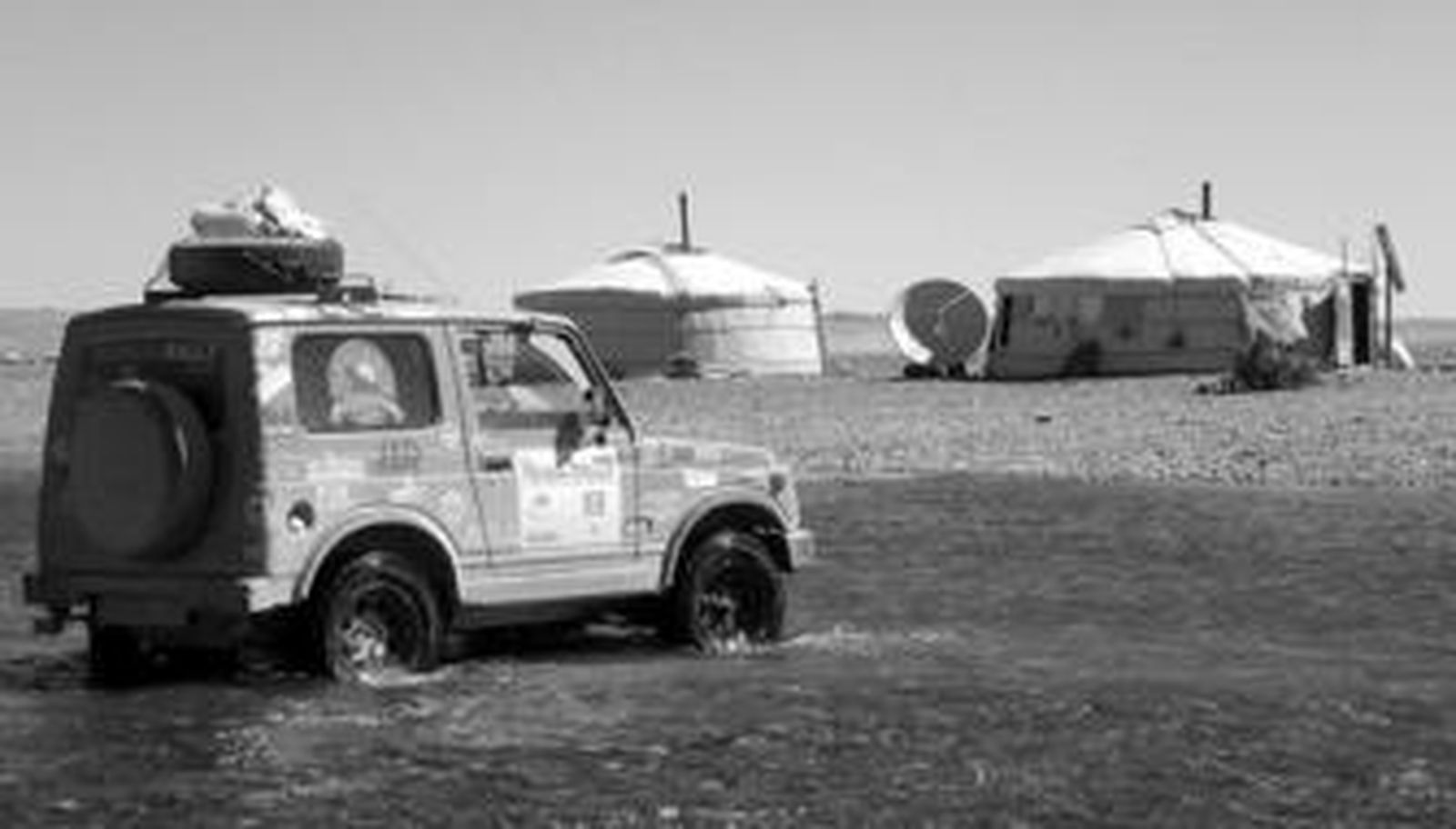 Javier Vega y Luis Barba consultando el mapa en Kazahastán.