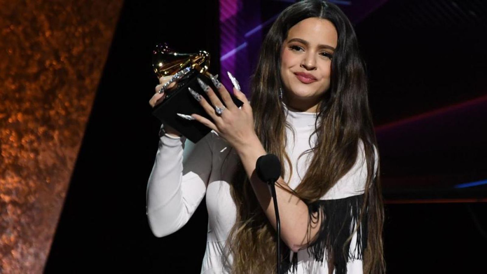 La cantanta Rosalía, con su Grammy. La cantanta Rosalía, con su Grammy.