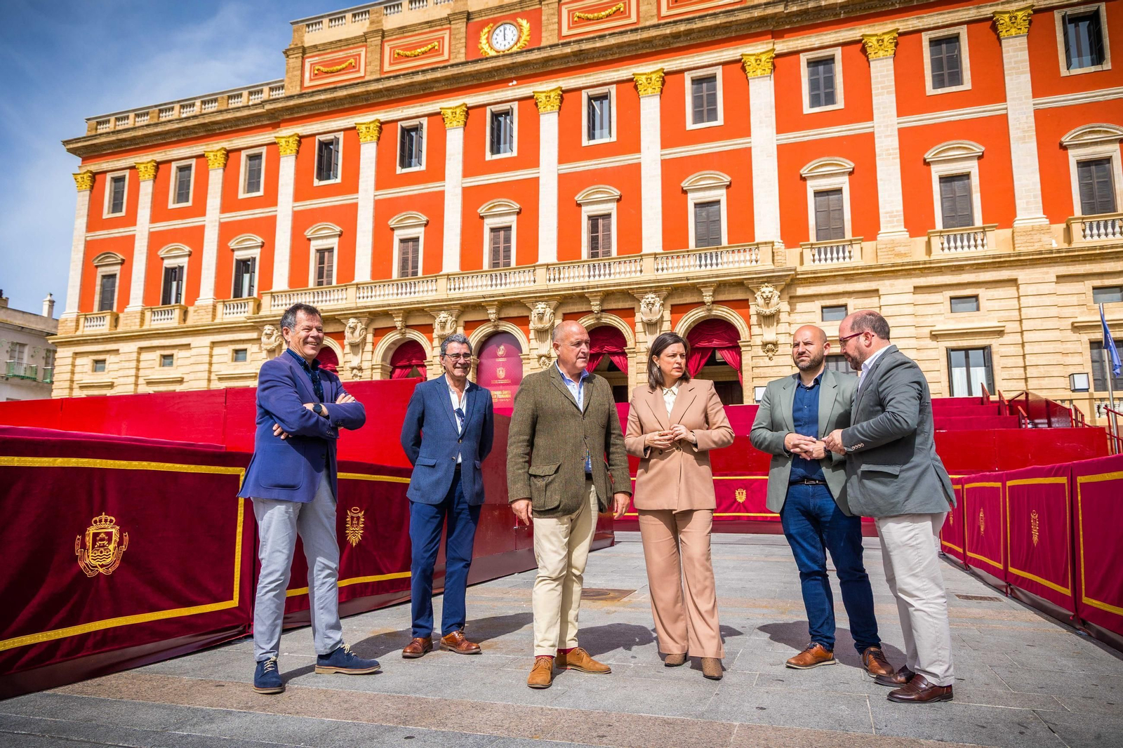 La alcaldesa de San Fernando, Patricia Cavada, y el presidente del Consejo de Hermandades, Manuel García, realizan un recorrido por la nueva Carrera Oficial de la Semana Santa isleña