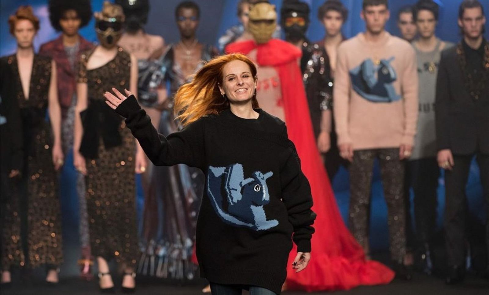 Ana Locking saluda al público después de uno de sus desfiles.