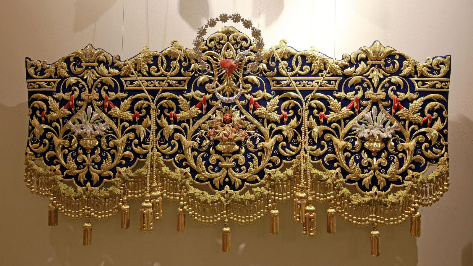 Imágenes de la magna exposición de las cofradías en Los Claustros