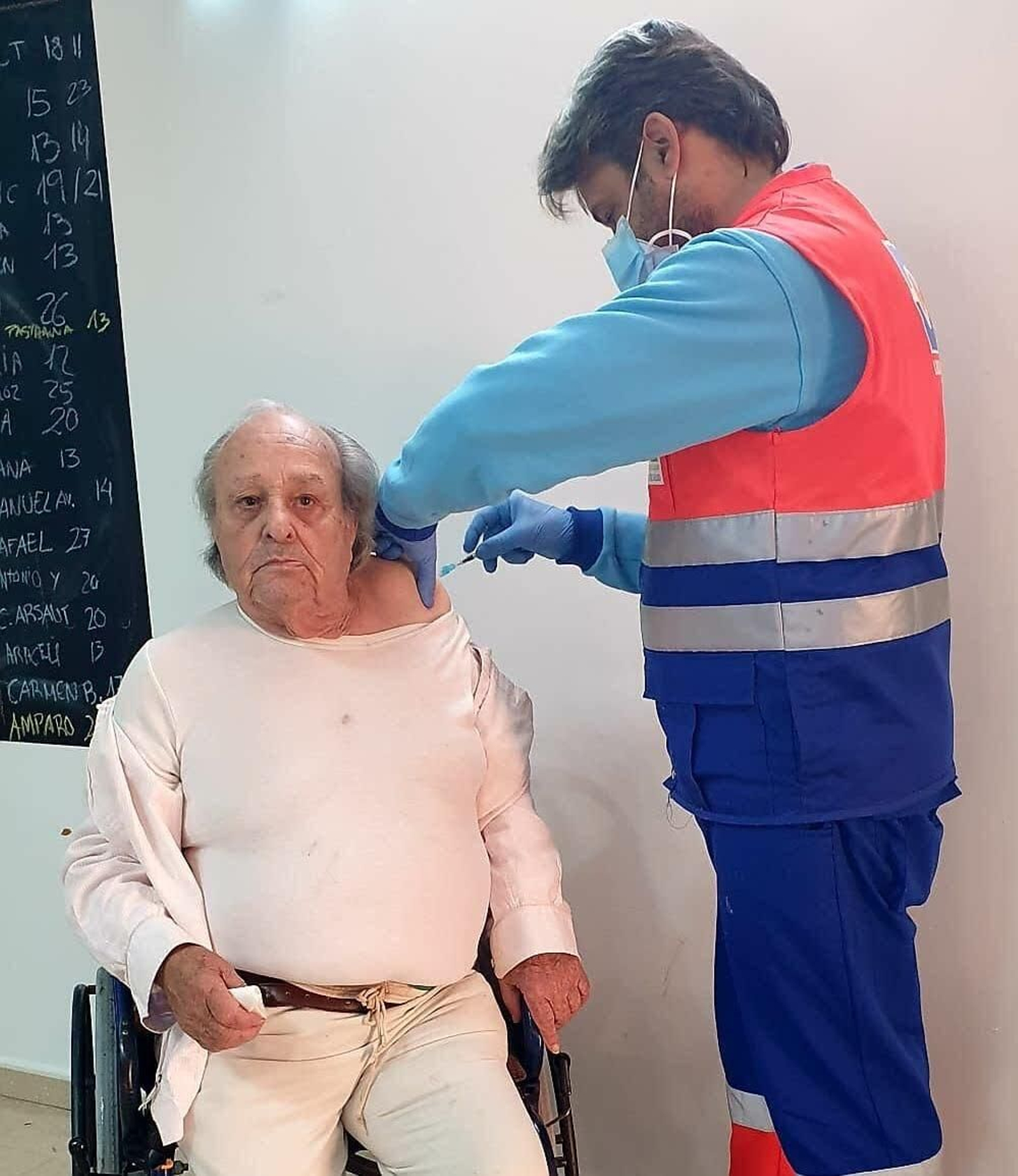 Antonio, el primer residente vacunado de la Residencia de Mayores Reifs de Utrera.