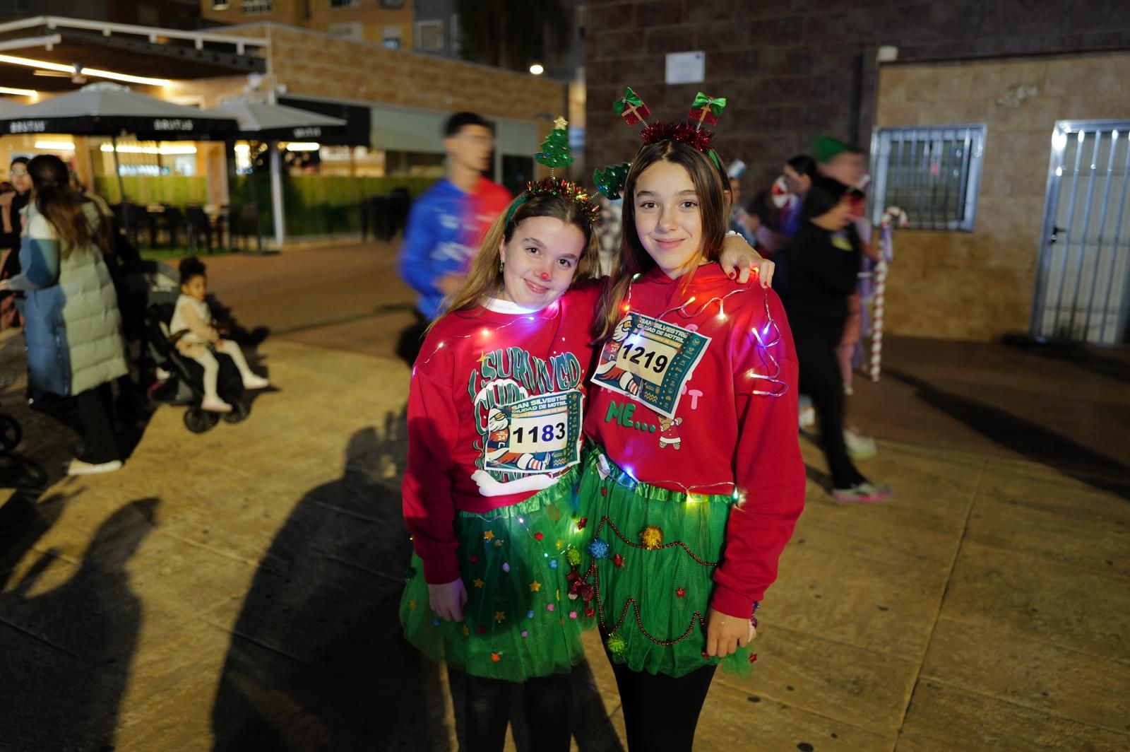 Trolls, coches de choque, bolsas de regalo o exploradores del Parque Jurásico: Así ha sido la San Silvestre de Motril