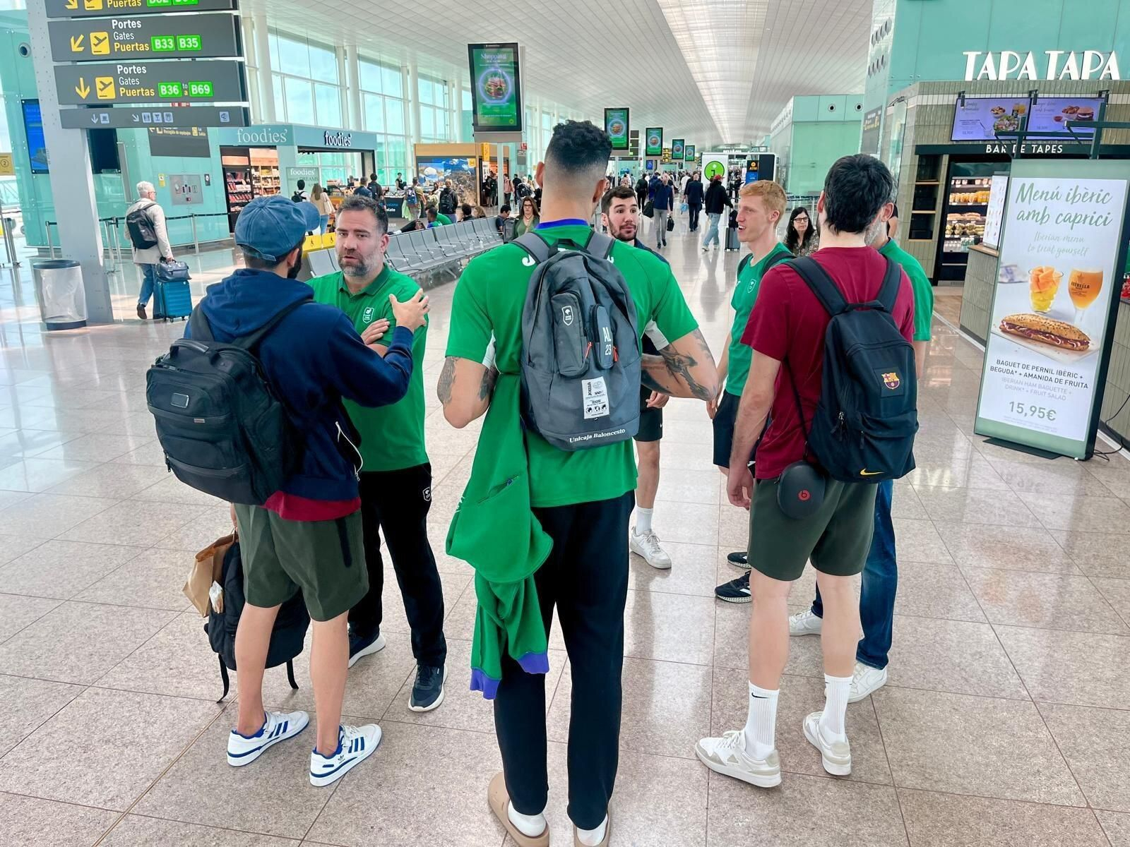 Jugadores de Barcelona y Unicaja, en el aeropuerto.
