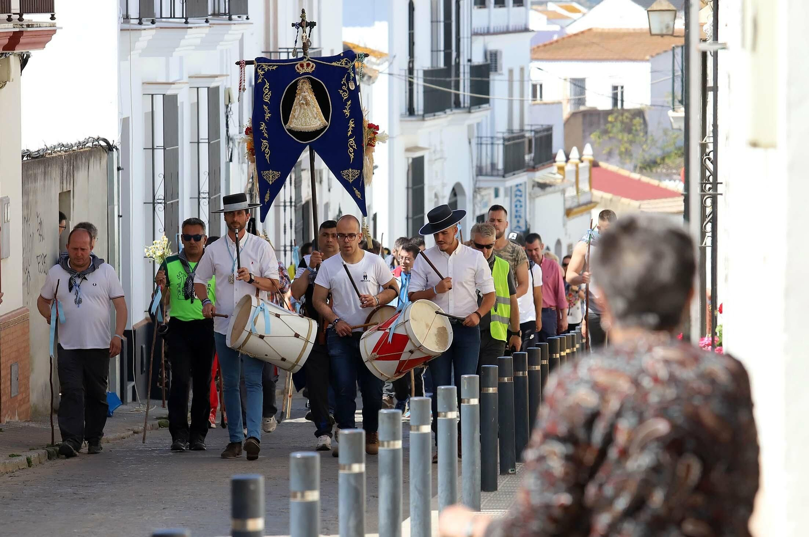 Imágenes de los presos de la cárcel de Huelva en su camino hacia El Rocío