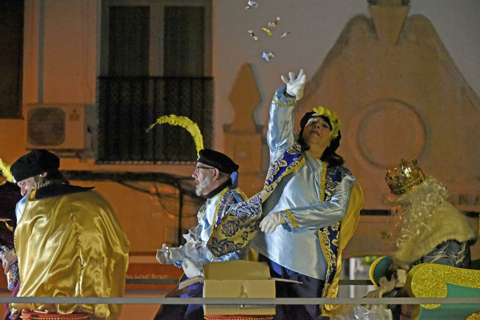 Una paje real lanza caramelos desde una carroza en la pasada cabalgata