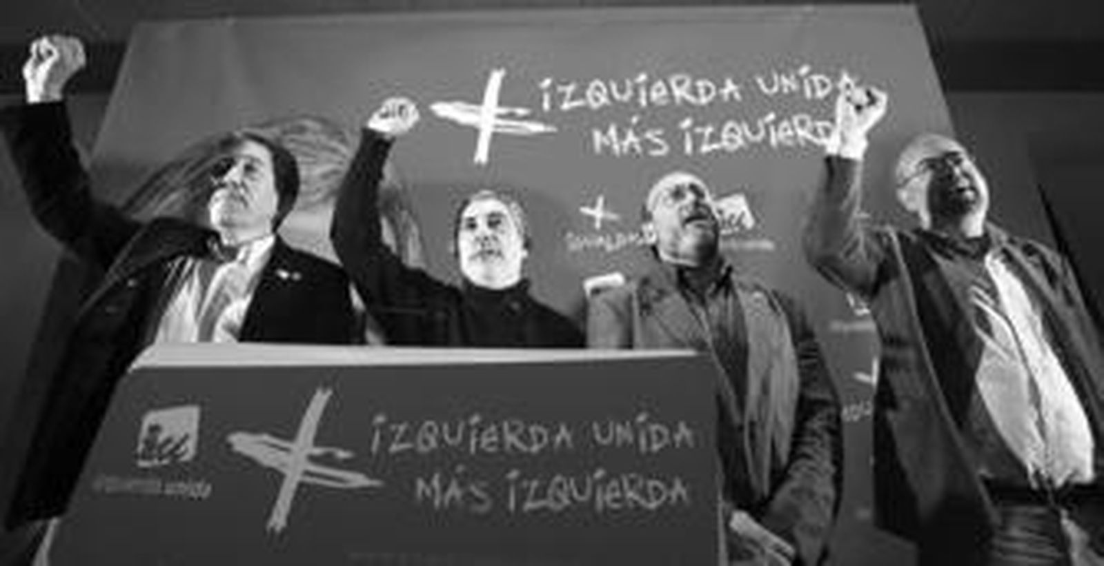 José Antonio Barroso (izqda.), Gaspar Llamazares, Ignacio García y Antonio Roldán (derecha) entonan el himno de Andalucía con el puño alzado.