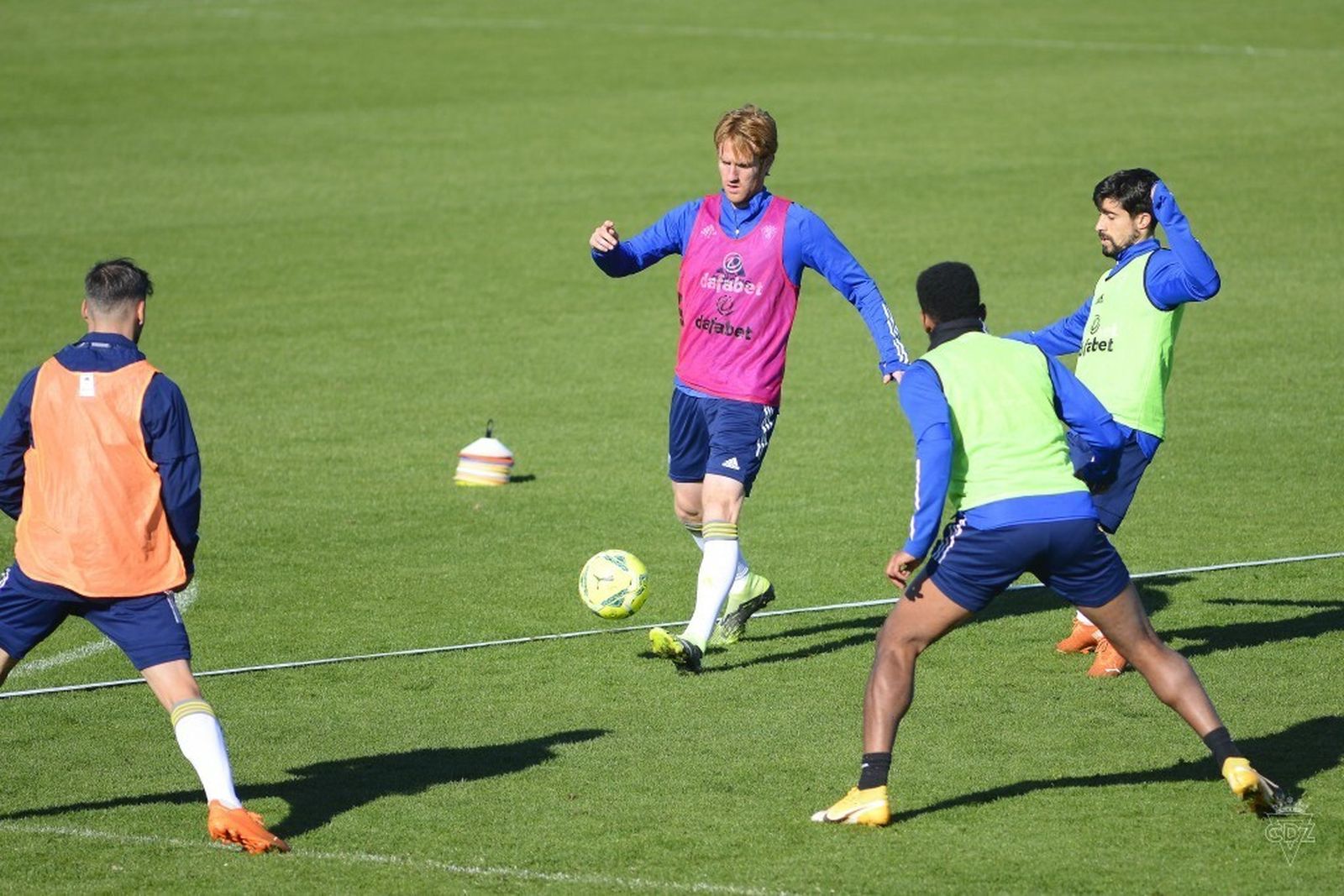 Álex Fernández, con el balón en un entrenamiento.