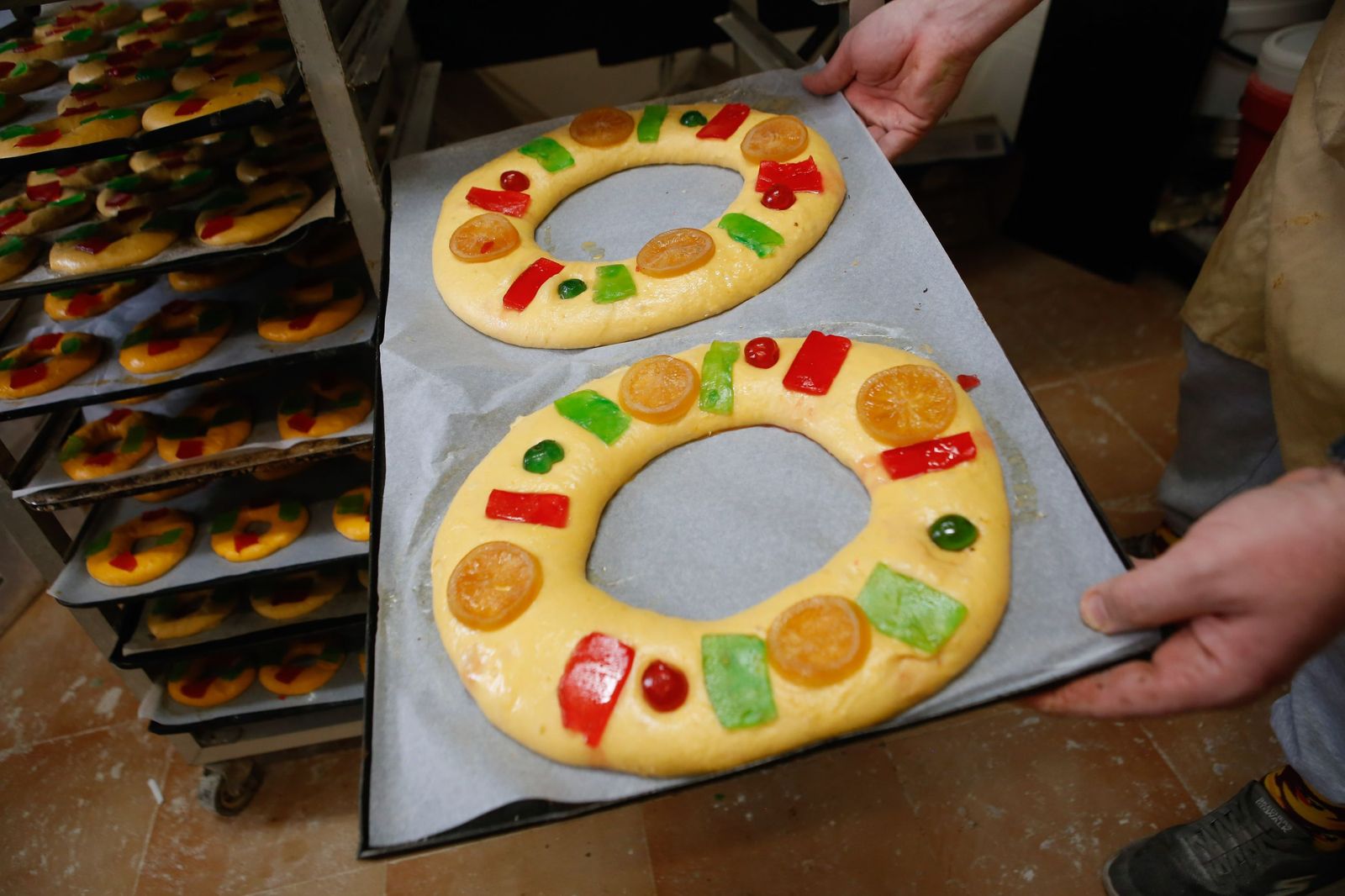 Fotos de la elaboración artesana del roscón de Reyes en la pastelería La Tarifeña