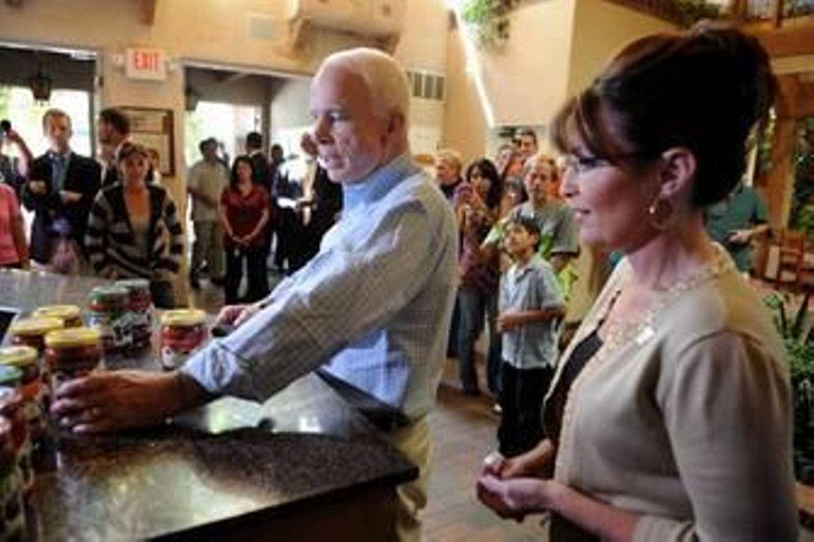 El candidato republicano John McCain junto a Sarah Palin, ayer en un restaurante mexicano.