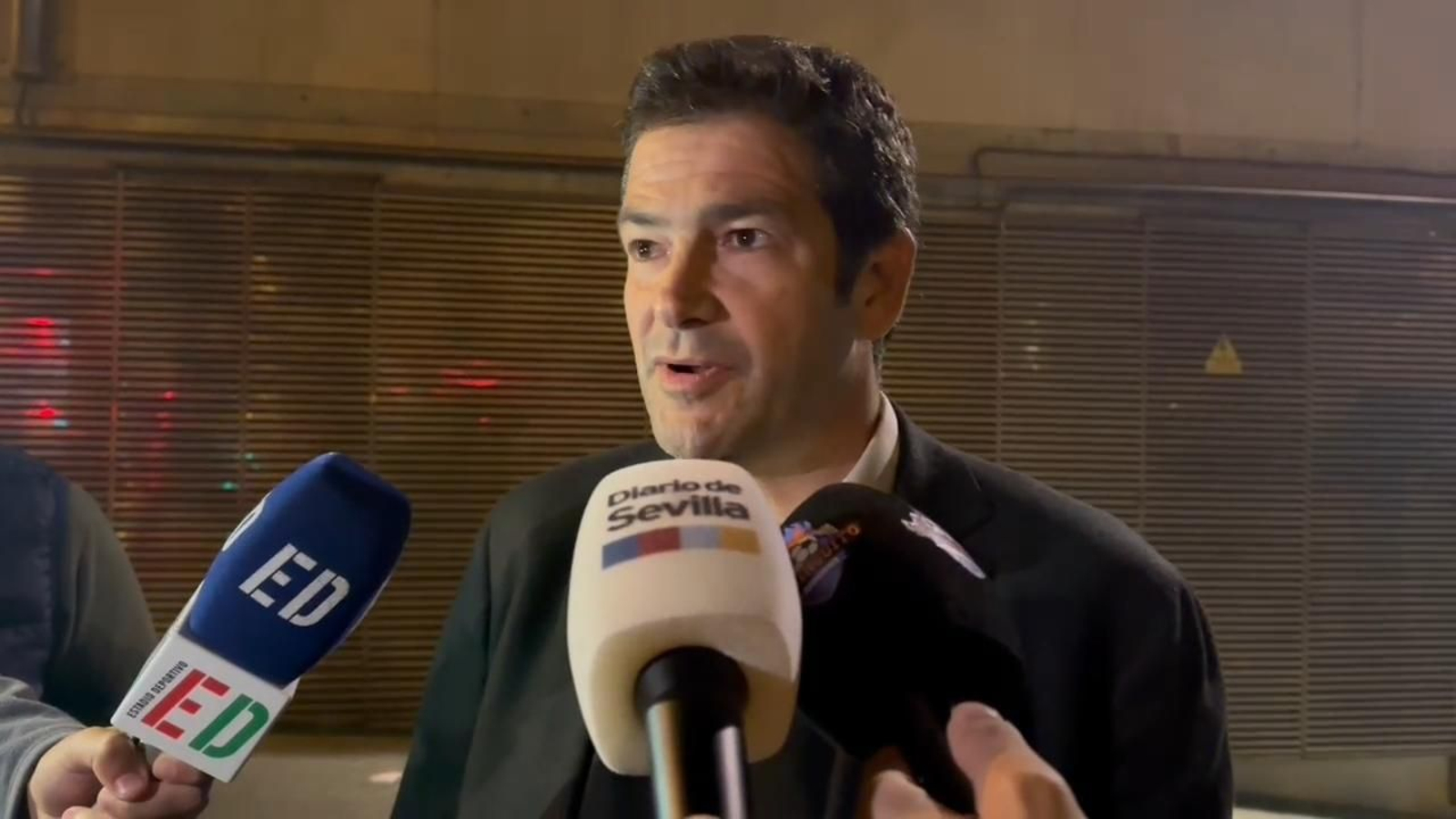 Ramón Alarcón comparece ante los medios a la salida del Villamarín.