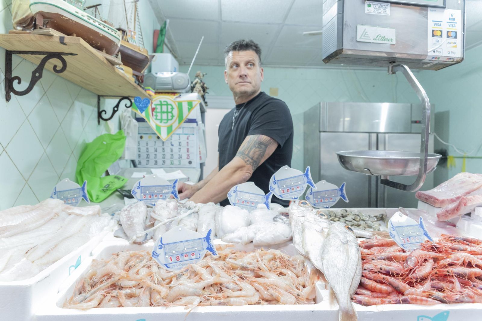 Fotos de los comercios en el mercado Diego Ponce en San Roque