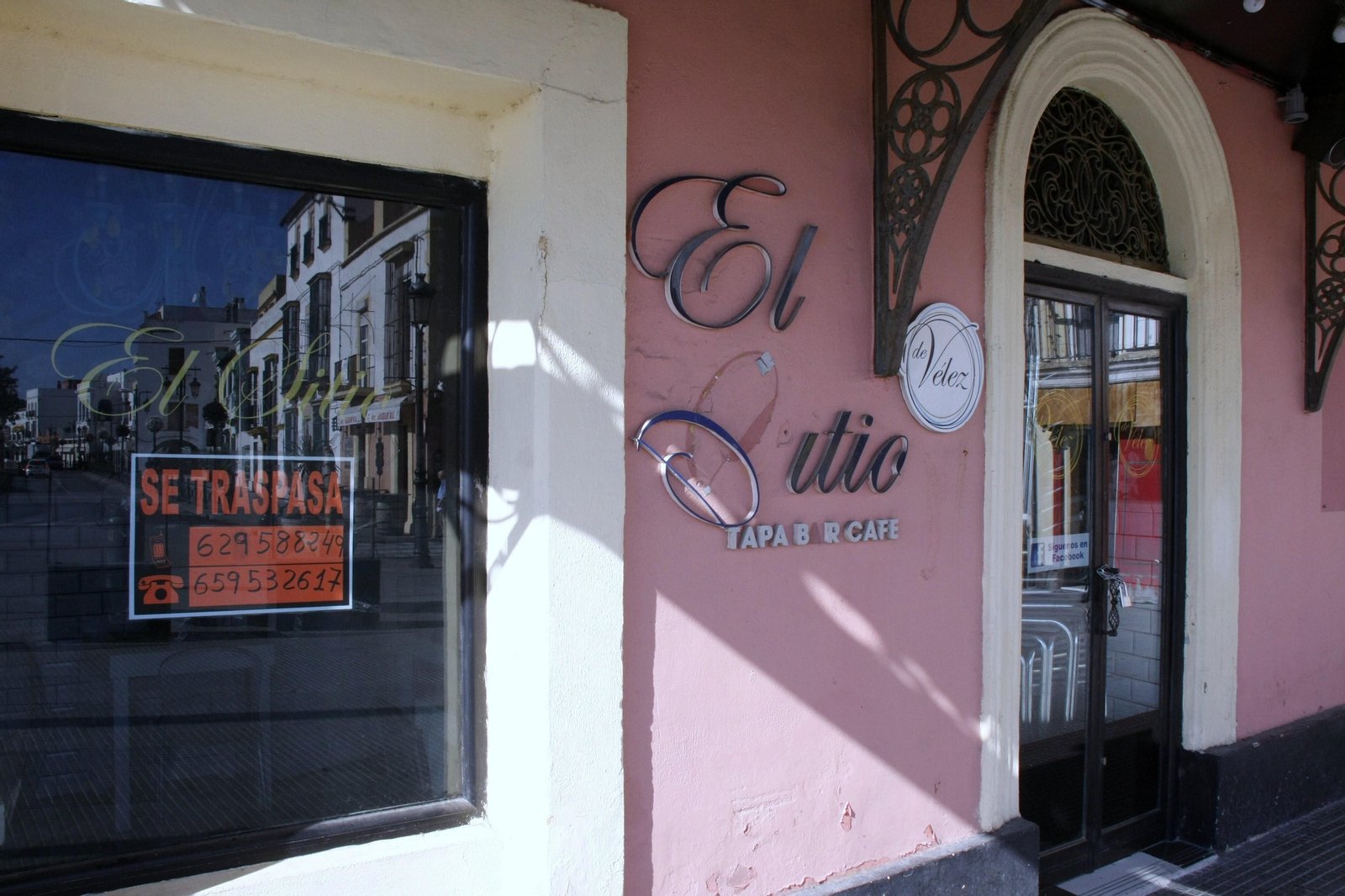 Estado actual que presenta el exterior de 'El Sitio de Velez' tras colgar el cartel de traspaso.