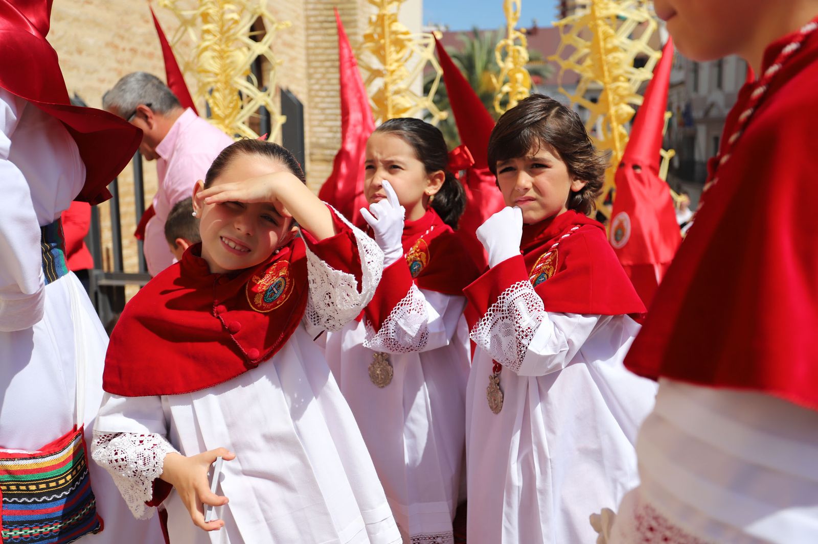 Imágenes del recorrido de la Borriquita  por las calles de Huelva