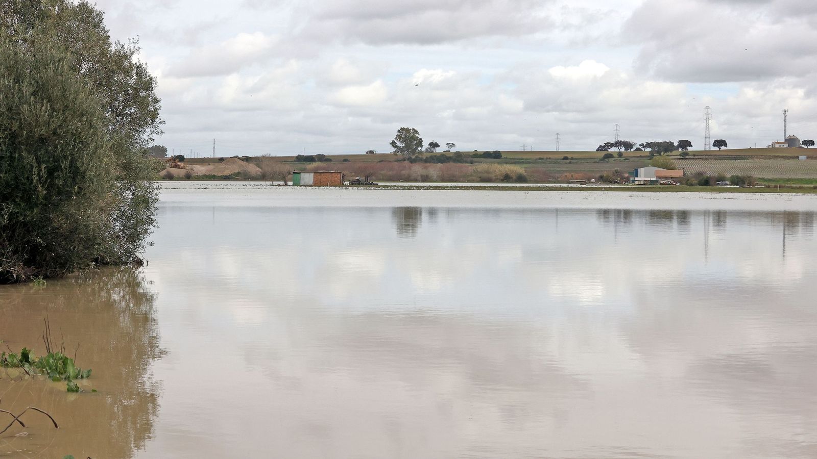 El Guadalete comienza a bajar su nivel poco a poco por la zona rural de Jerez