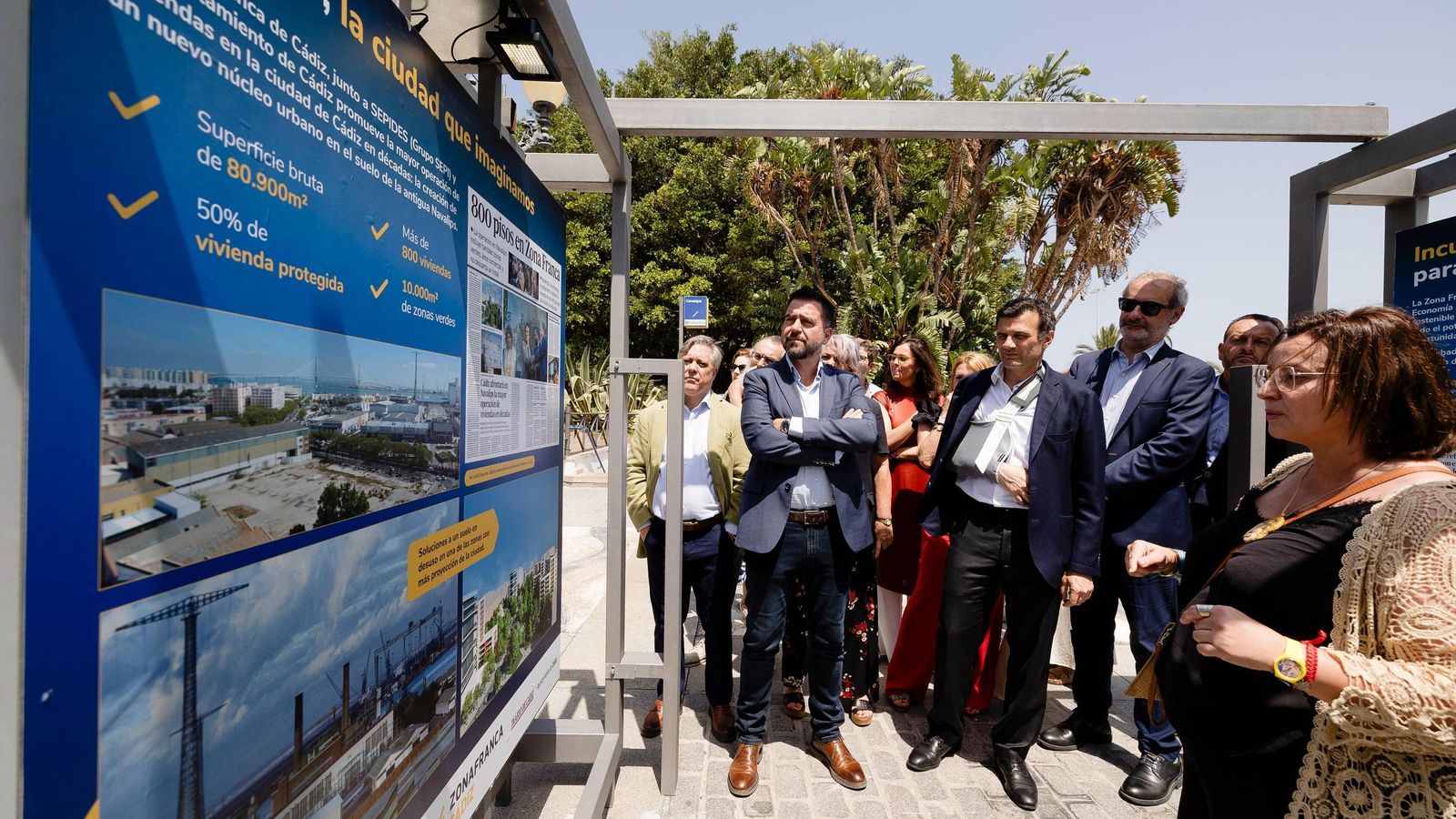 Otro momento de la visita guiada a la exposición del 95 aniversario de la Zona Franca de Cádiz. Otro momento de la visita guiada a la exposición del 95 aniversario de la Zona Franca de Cádiz.