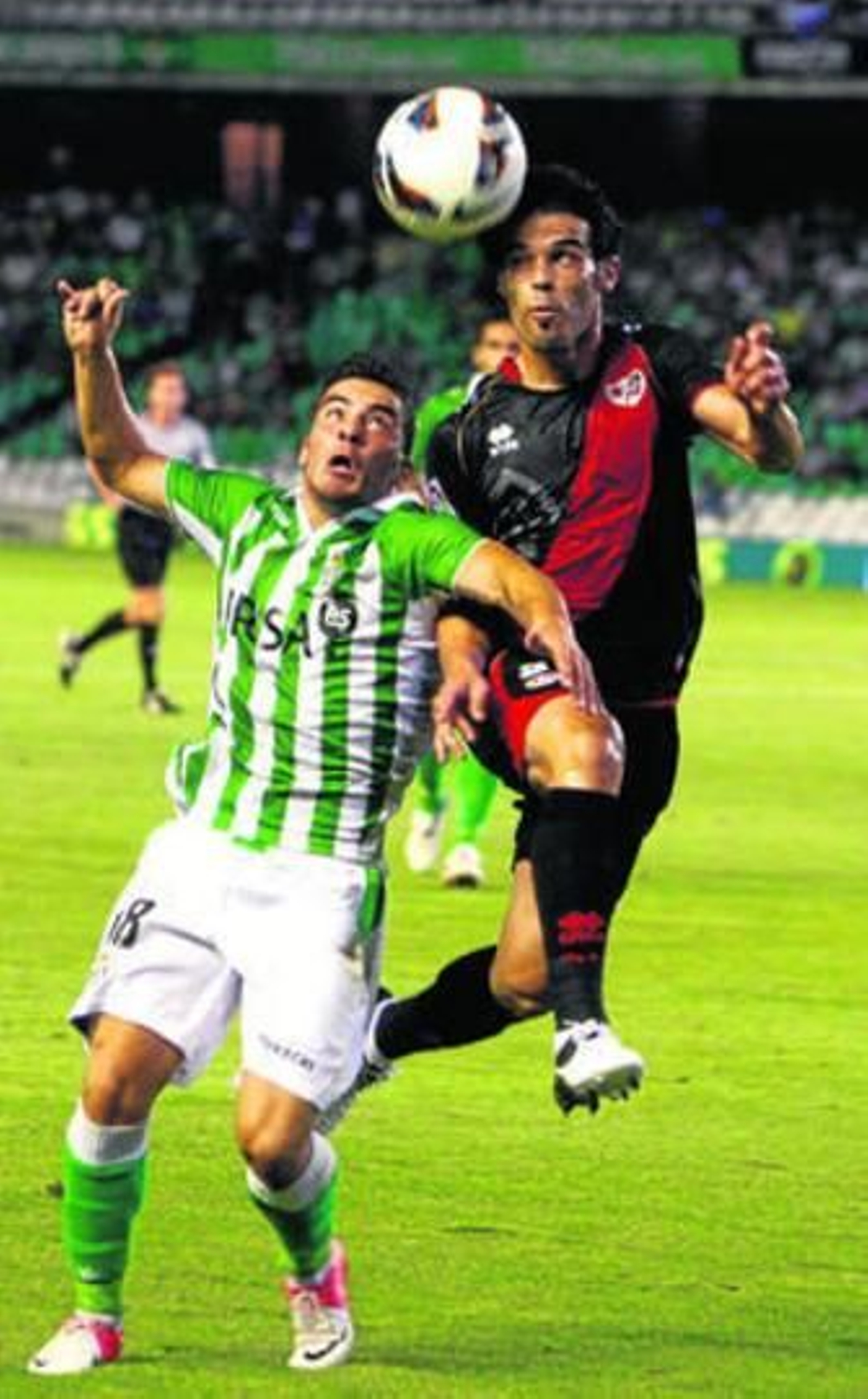 Casado gana un balón dividido al bético Agra durante la pasada temporada.