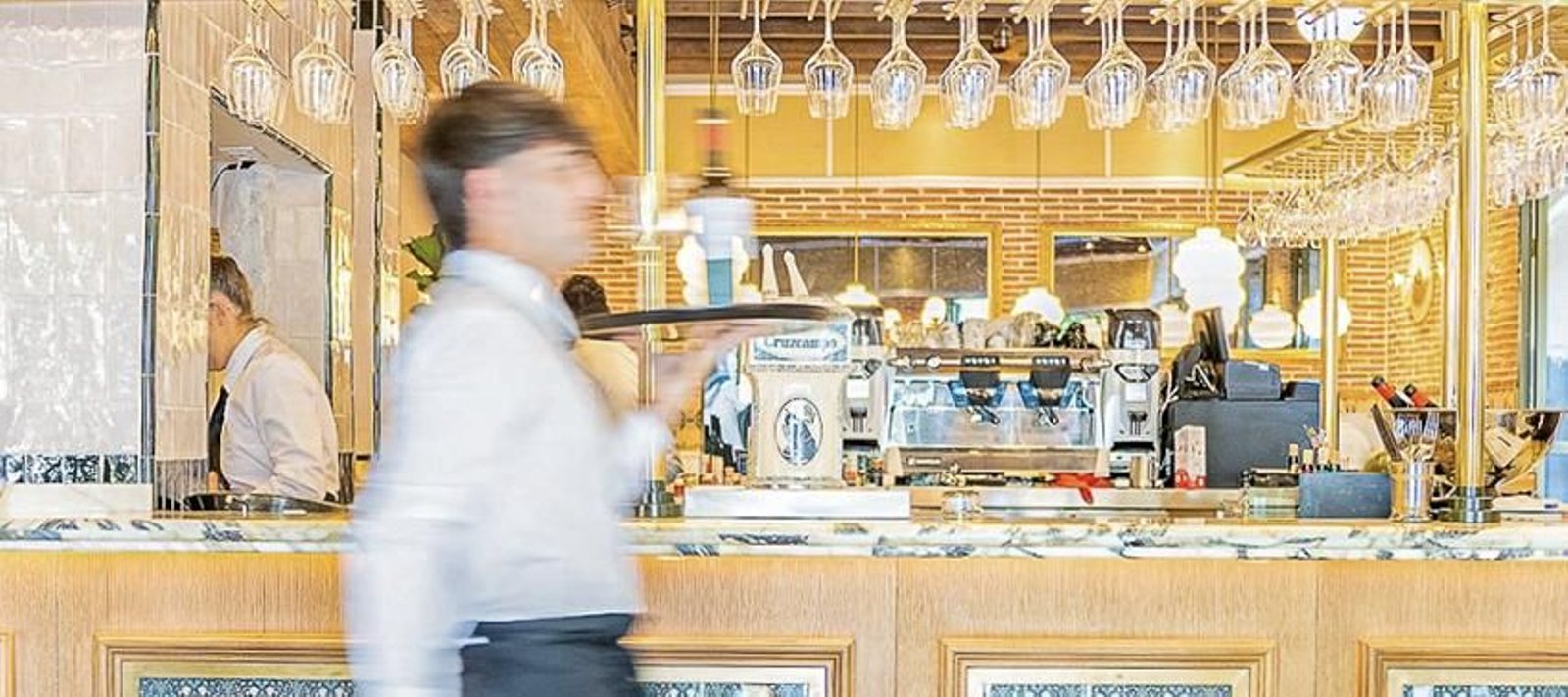 Un camarero en uno de los negocios del grupo Ovejas Negras.