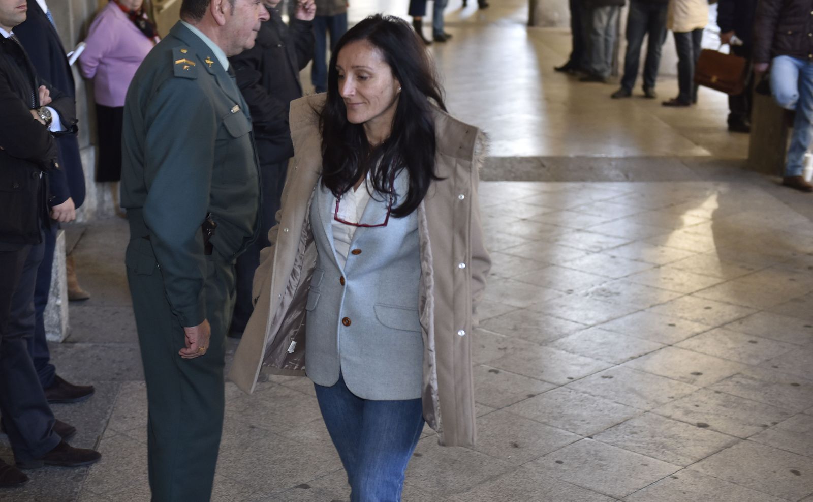 La juez María Núñez Bolaños llega a los juzgados de Sevilla.