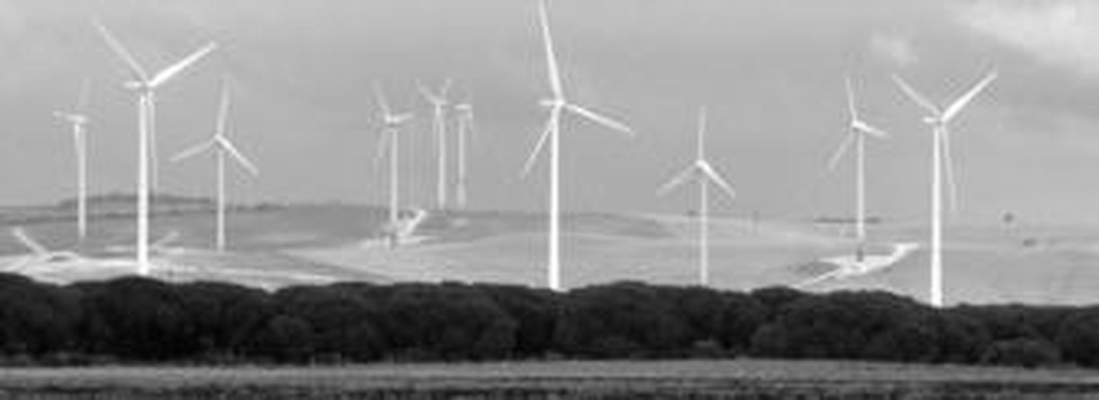 Los 28 aerogeneradores con los que funcionarán los dos parques eólicos tienen una espectacular vista desde buena parte de la Bahía de Cádiz.