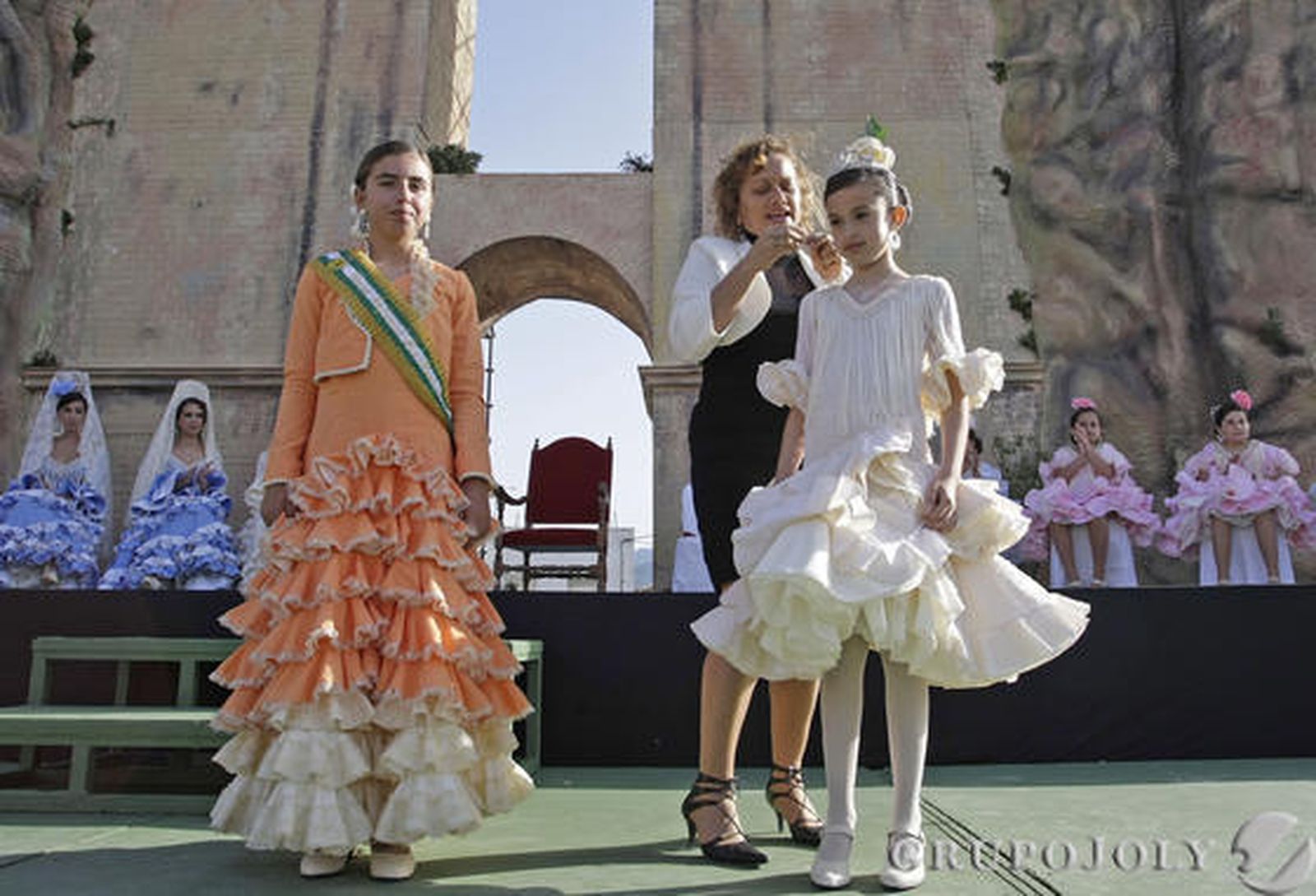 Cristina Barcia y Estefanía del Río, reinas infantil y juvenil respectivamente, fueron coronadas en un imponente escenario que recreaba el Tajo de Ronda.

Foto: Erasmo Fenoy