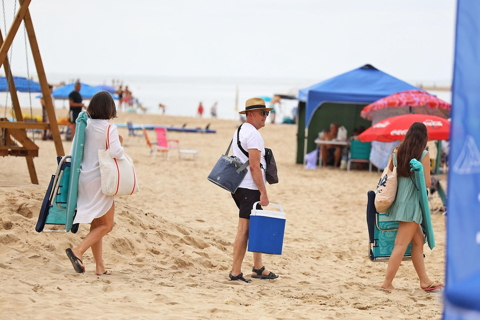 Imágenes del ambiente en las playas de Huelva en la mañana de domingo