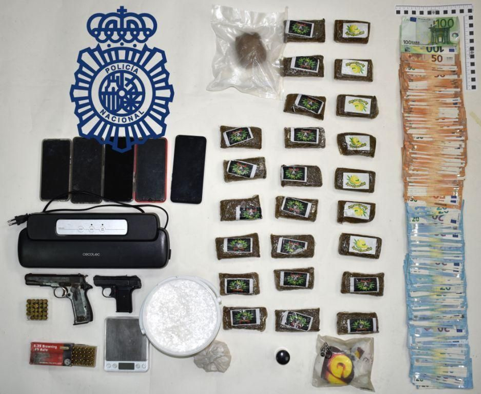 Imagen del dinero y la droga intervenida en la operación