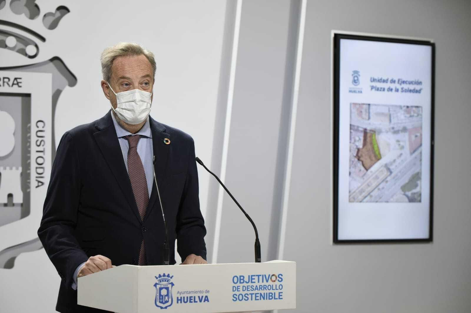 Manuel Gómez presenta el proyecto ante los medios de comunicación.