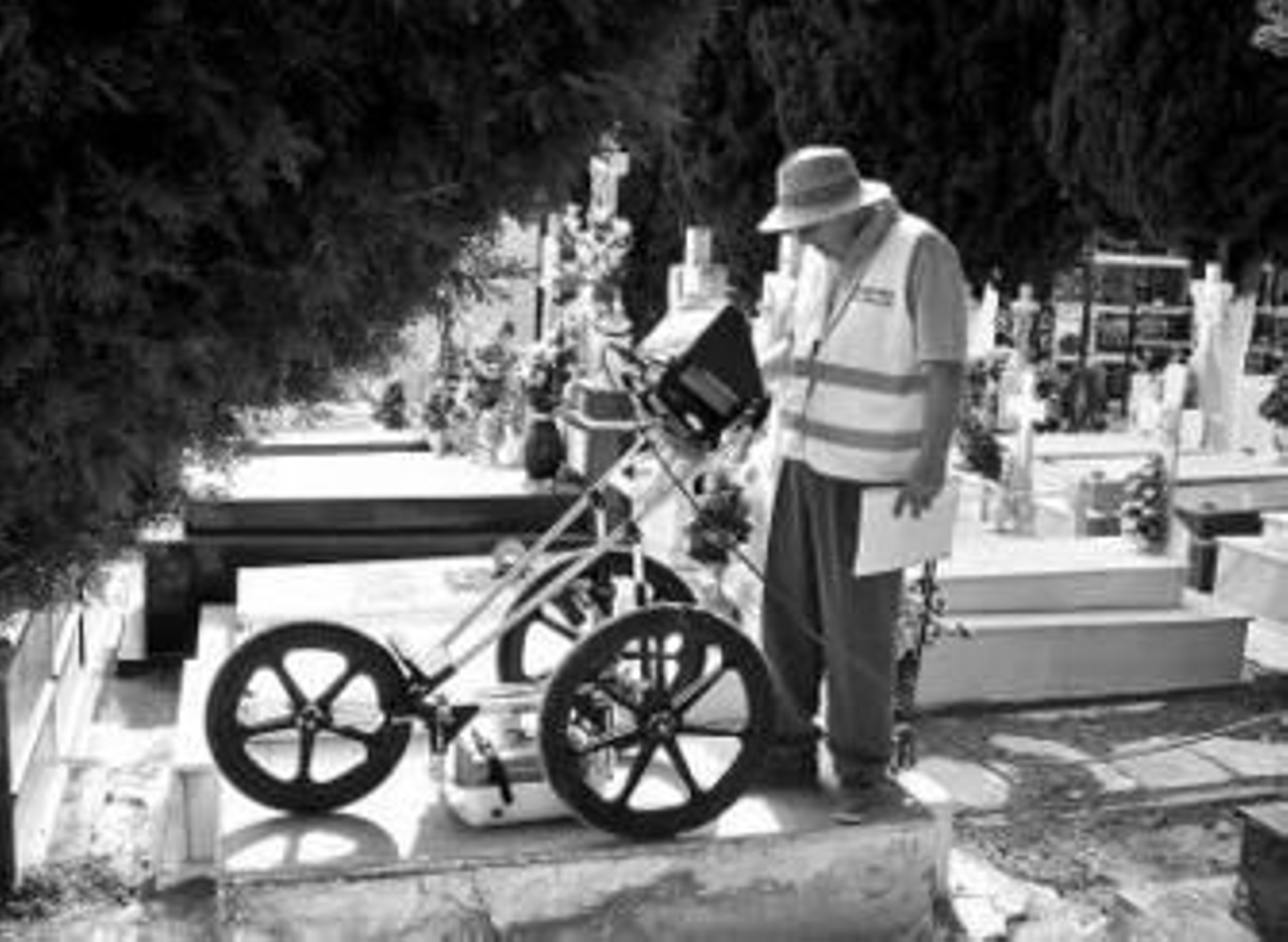 Un operario manipula el georradar en Aguilar, en abril de este año.