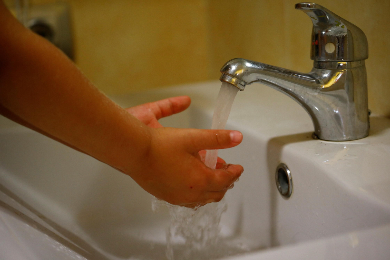 Lavado de manos en un lavabo, en una imagen de archivo.