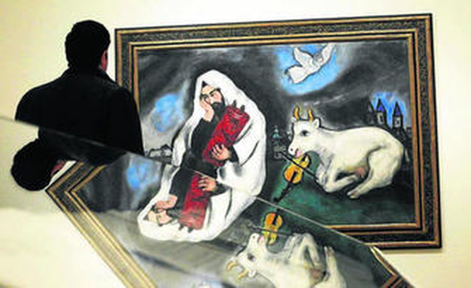 Un visitante ante el lienzo 'Solitude' de Marc Chagall, incluido en la cita del Thyssen.