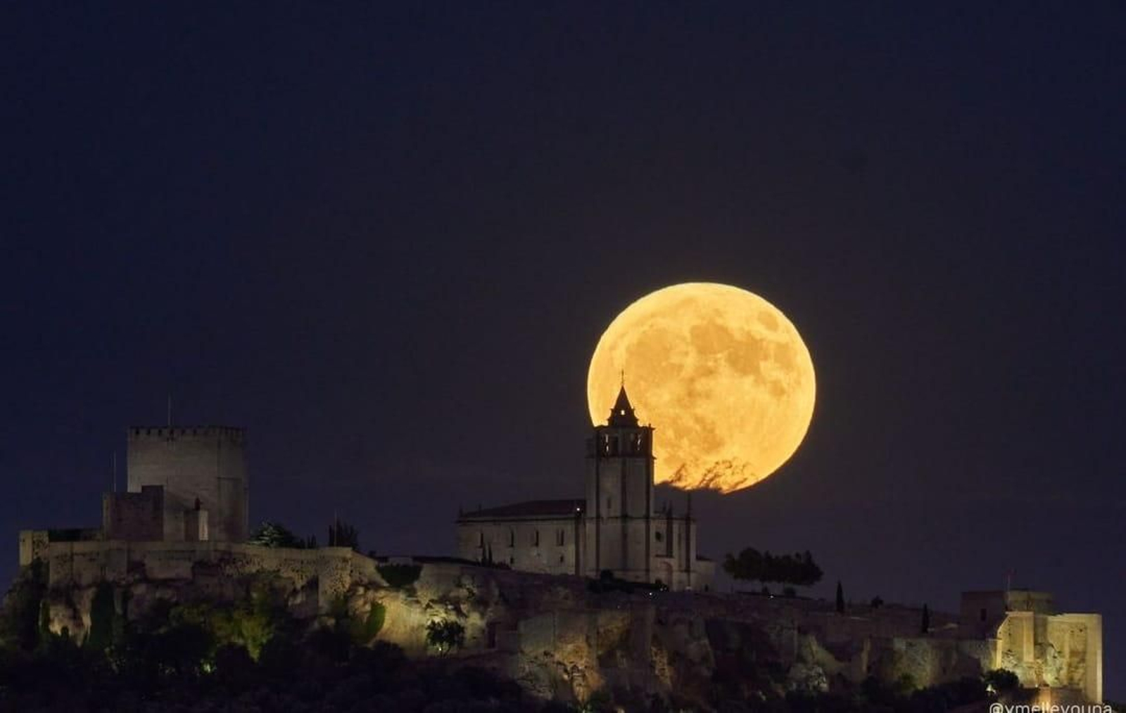 Superluna, junto a la Fortaleza de la Mota, en Alcalá la Real.
