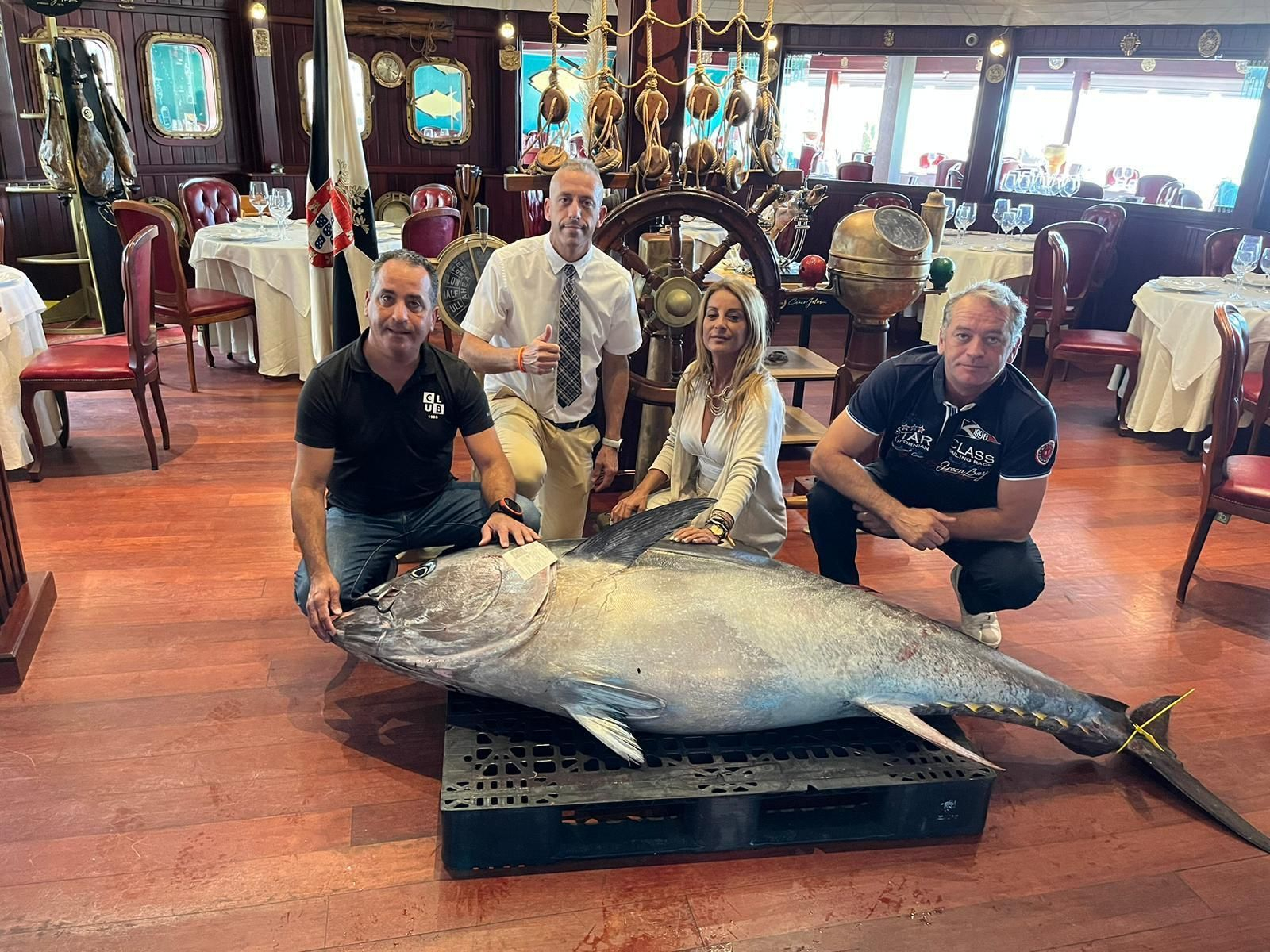 Paco, Jesús, María del Mar y Pepe Ruiz, con el Atún del Carmen de Barbate que se ronqueará este domingo.