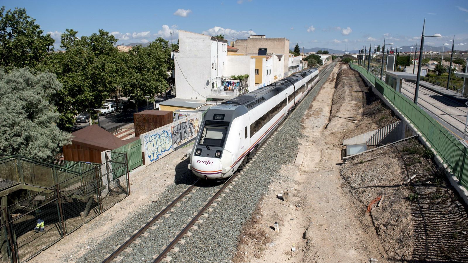 Un tren procedente de Almería entra a Granada por el Cerrillo de Maracena