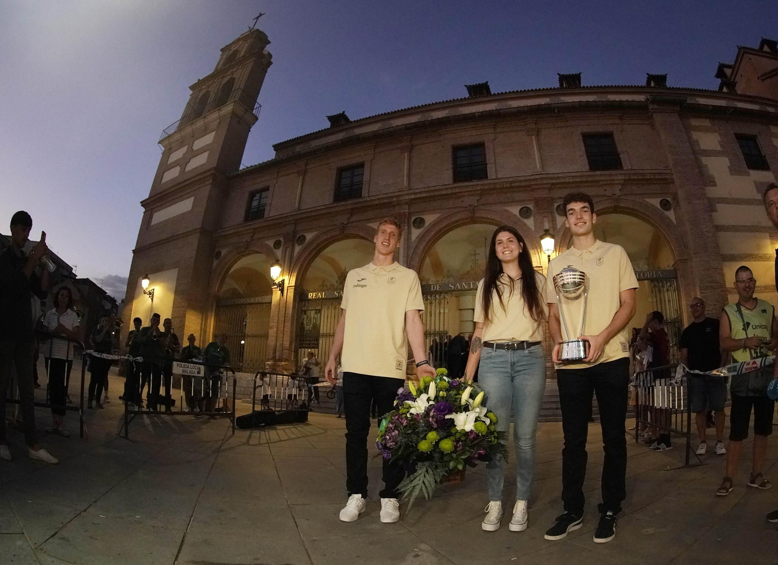 El Unicaja ofrece la Intercontinental a La Victoria: las imágenes de la ofrenda floral previo al arranque de curso