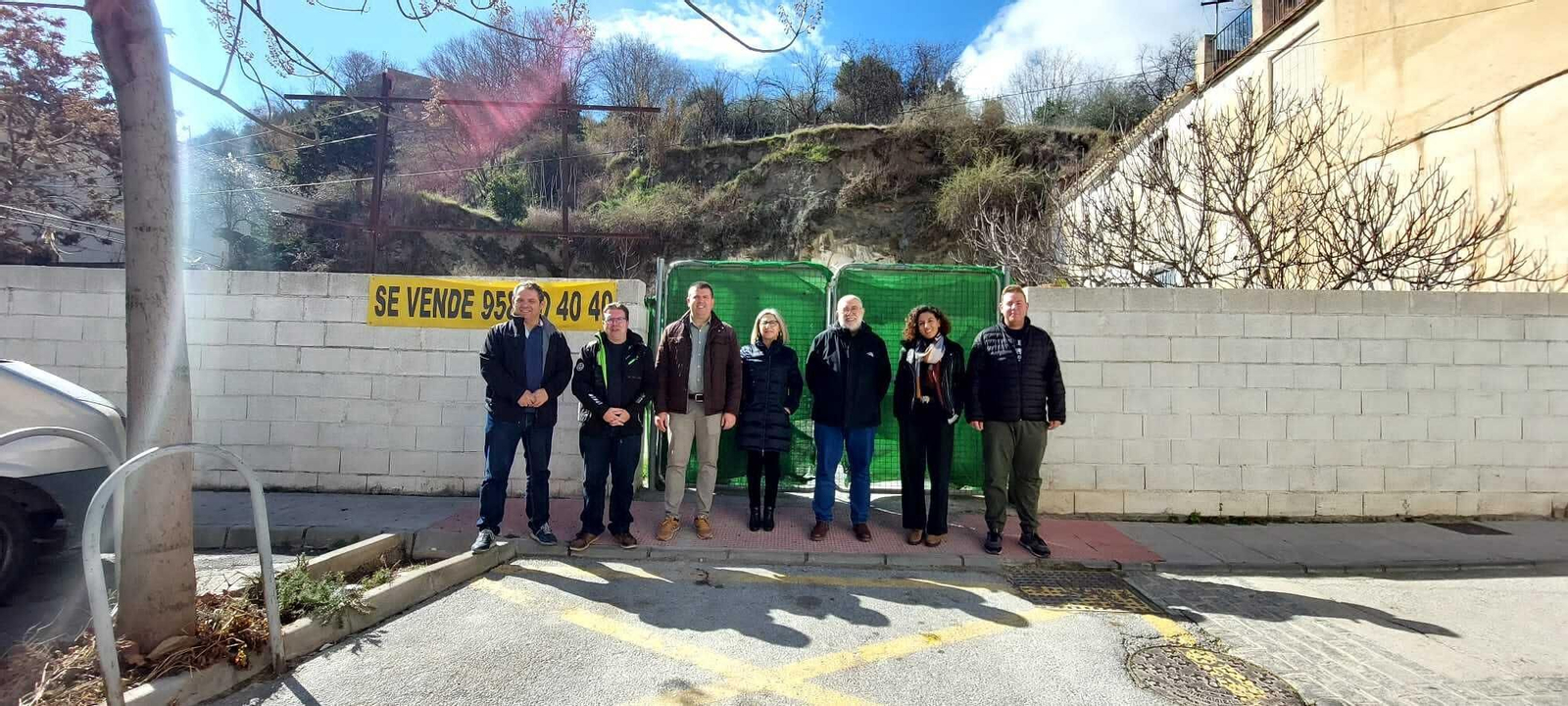 El equipo de Gobierno de Monachil posa junto al solar comprado