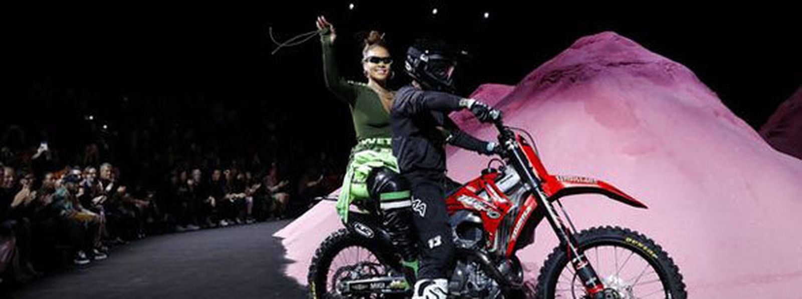 Rihanna saludó al publico asistente montada en una moto. / AGENCIAS