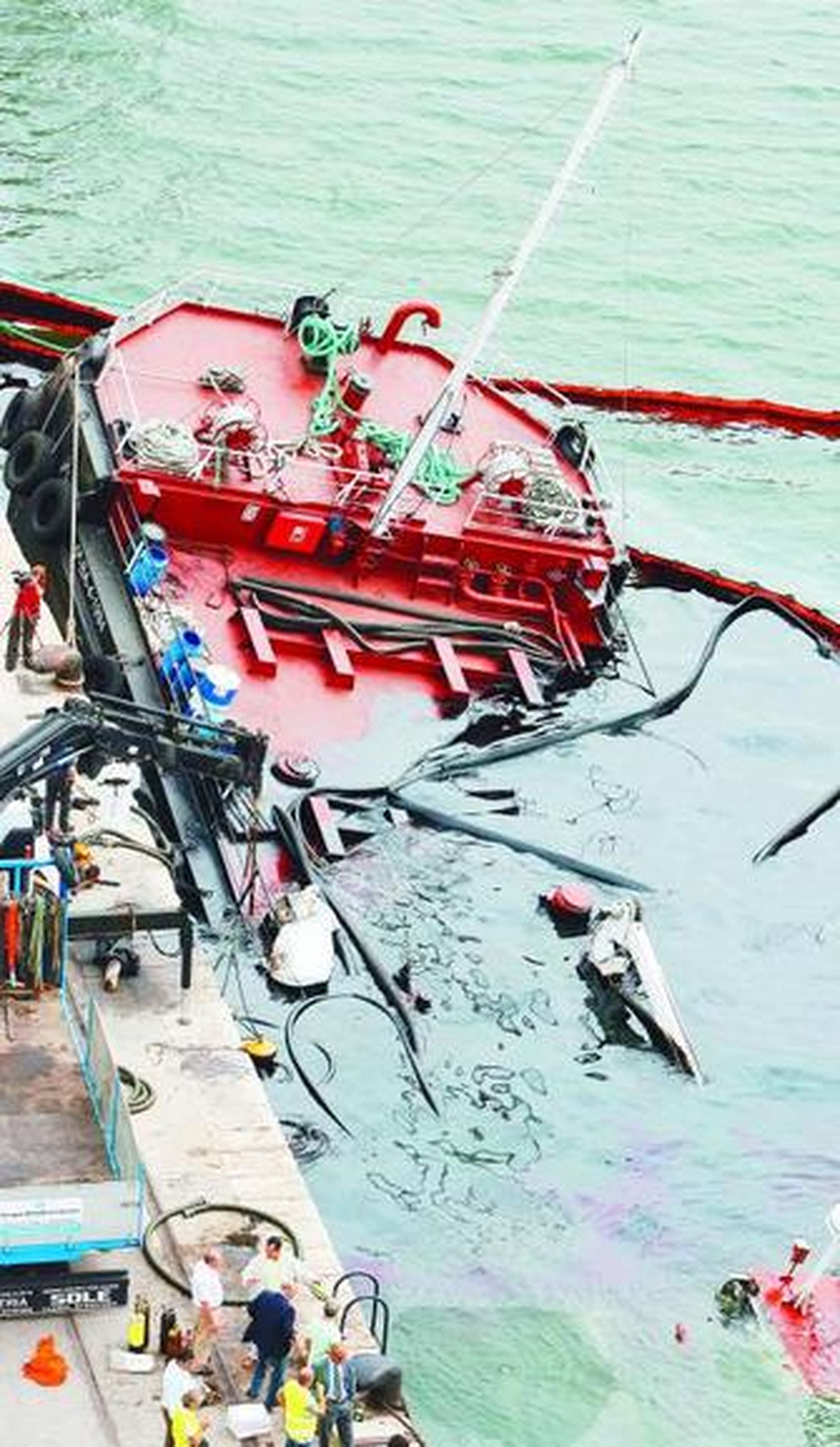 Imagen del barco hundido en el Puerto de Tarragona.